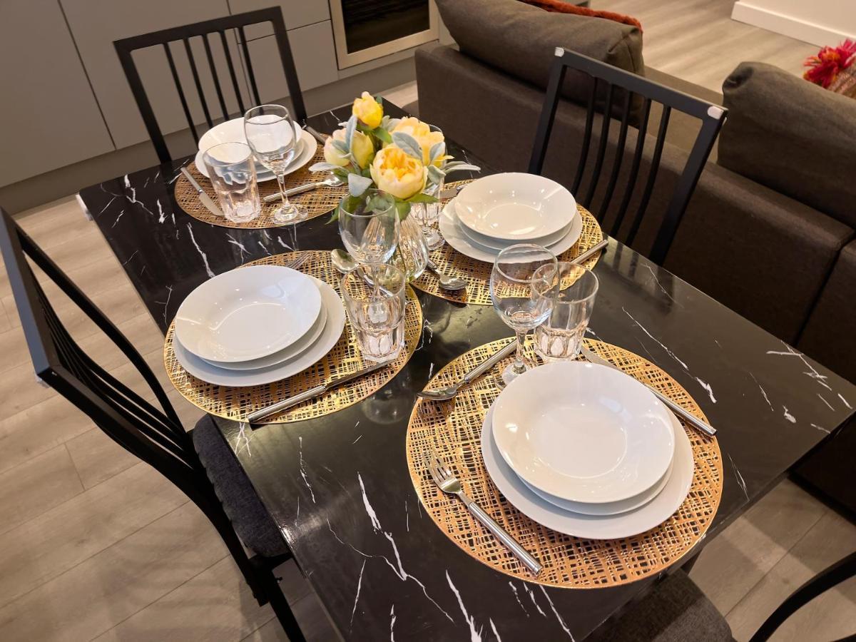 Lovely 2 Double Bedroom Flat With Free Parking - At The Atrium Mk ミルトン・ケインズ エクステリア 写真