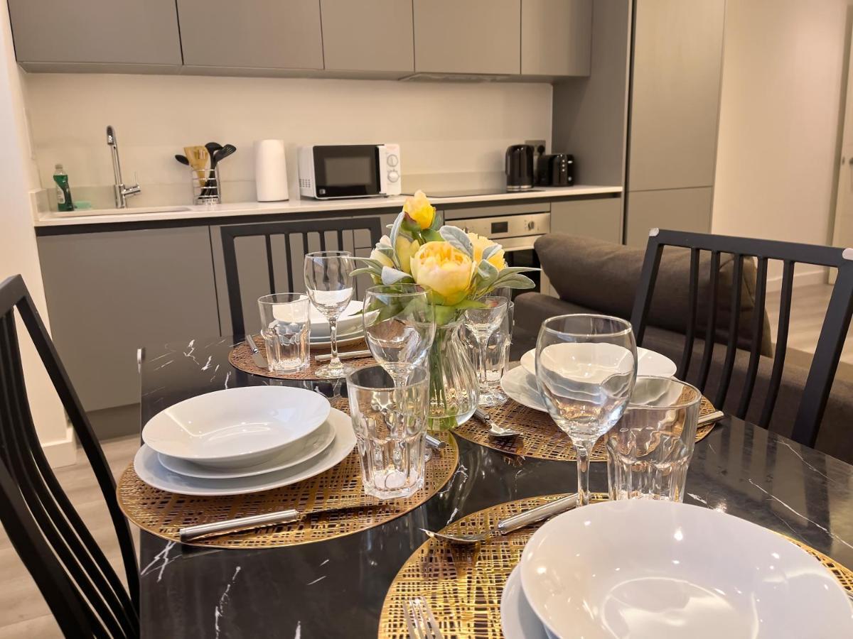 Lovely 2 Double Bedroom Flat With Free Parking - At The Atrium Mk ミルトン・ケインズ エクステリア 写真