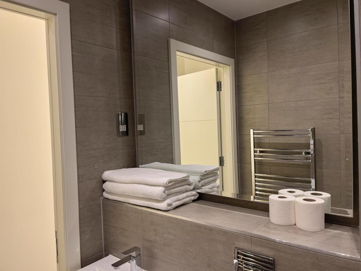 Lovely 2 Double Bedroom Flat With Free Parking - At The Atrium Mk ミルトン・ケインズ エクステリア 写真