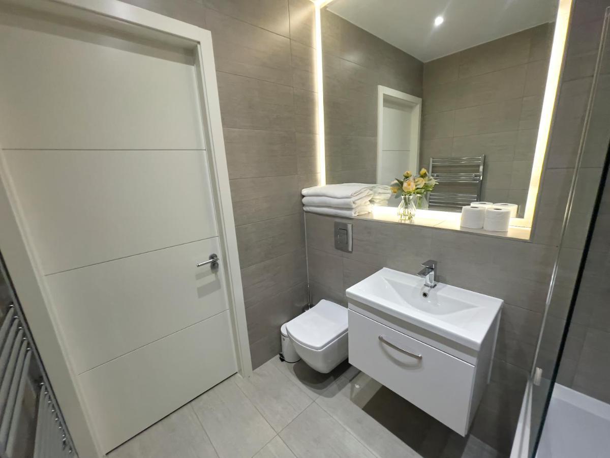 Lovely 2 Double Bedroom Flat With Free Parking - At The Atrium Mk ミルトン・ケインズ エクステリア 写真