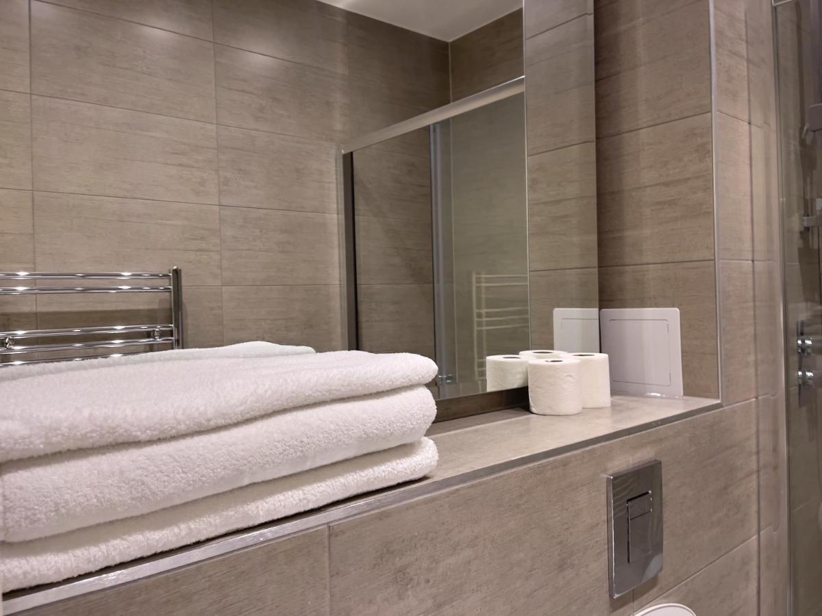 Lovely 2 Double Bedroom Flat With Free Parking - At The Atrium Mk ミルトン・ケインズ エクステリア 写真