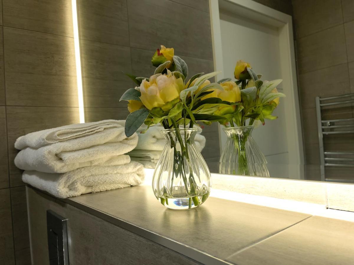 Lovely 2 Double Bedroom Flat With Free Parking - At The Atrium Mk ミルトン・ケインズ エクステリア 写真