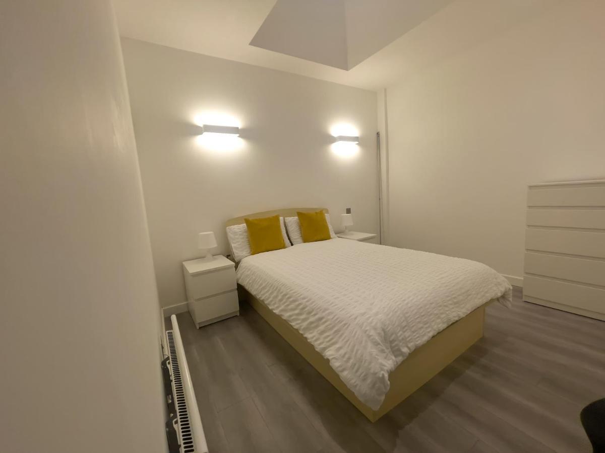 Lovely 2 Double Bedroom Flat With Free Parking - At The Atrium Mk ミルトン・ケインズ エクステリア 写真
