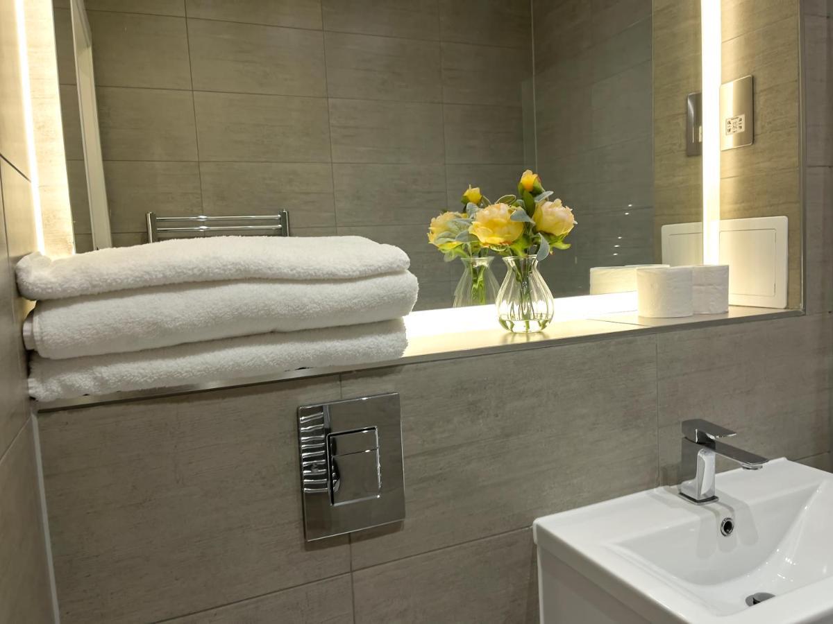 Lovely 2 Double Bedroom Flat With Free Parking - At The Atrium Mk ミルトン・ケインズ エクステリア 写真